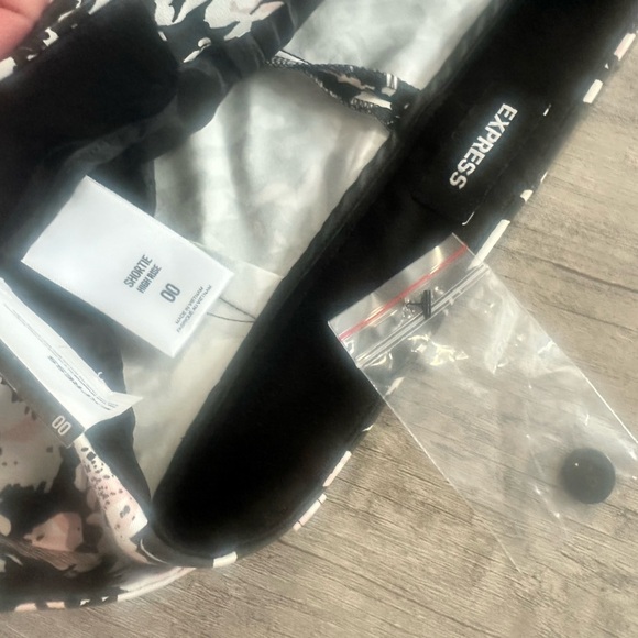 Express Black White and Pink Belted High Rise Shortie Size 00 - Picture 7 of 9